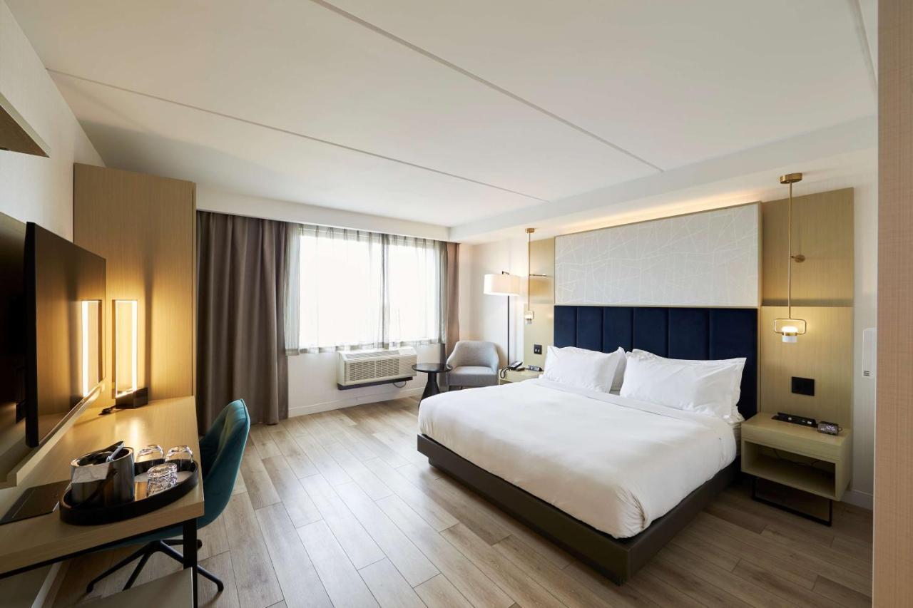 Bloom Mississauga, Tapestry Collection By Hilton Hotel Exterior photo