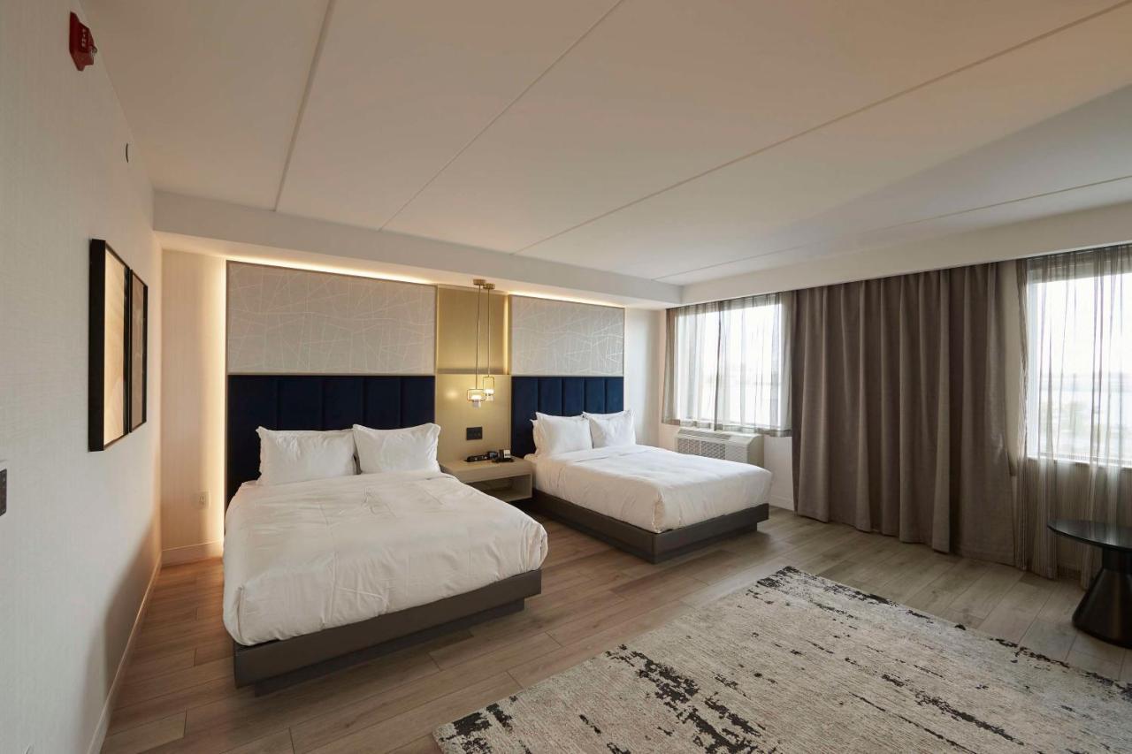 Bloom Mississauga, Tapestry Collection By Hilton Hotel Exterior photo